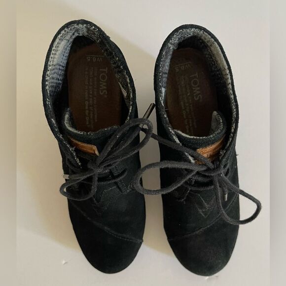 Tom’s Black Suede Wedge Lace-up Ankle Bootie. - Picture 5 of 8